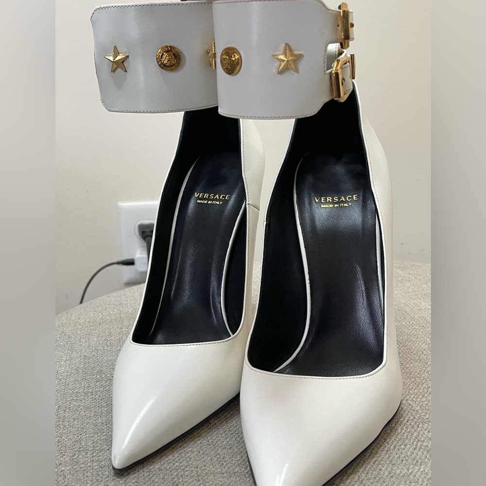 Versace white Pumps with gold logo ankle cuffs, size 40